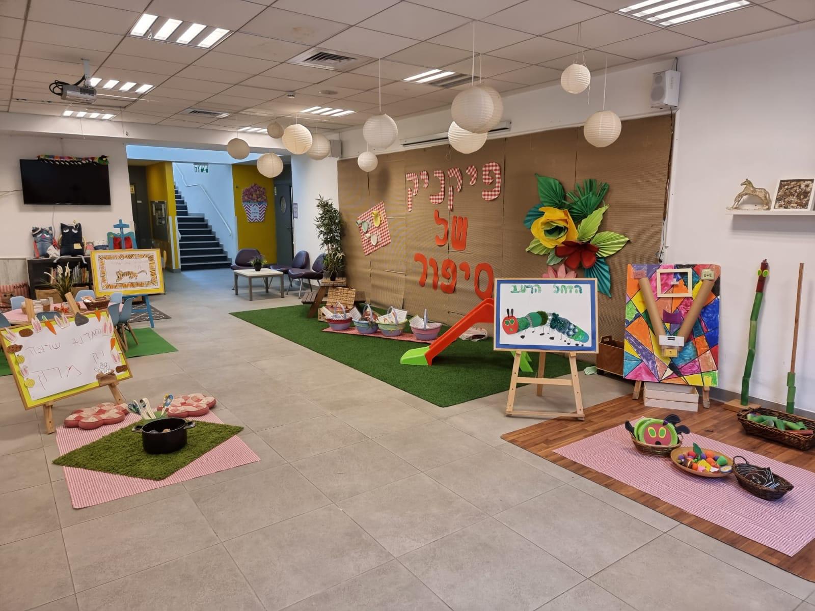הלובי המרכזי של האשכול מוכן לפתיחת השנה